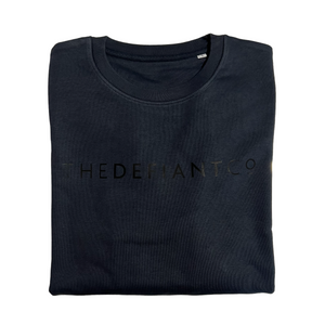 A high-quality Crewneck Sweatshirt for use in the gym and beyond! Crewnecks are absolutely indispensable basics – and this Sweatshirt is a firm favourite for its soft wearing comfort. The crewneck is a standard unisex fit and has the Famous The Defiant Co logo embossed across the chest. The colour is India ink grey.